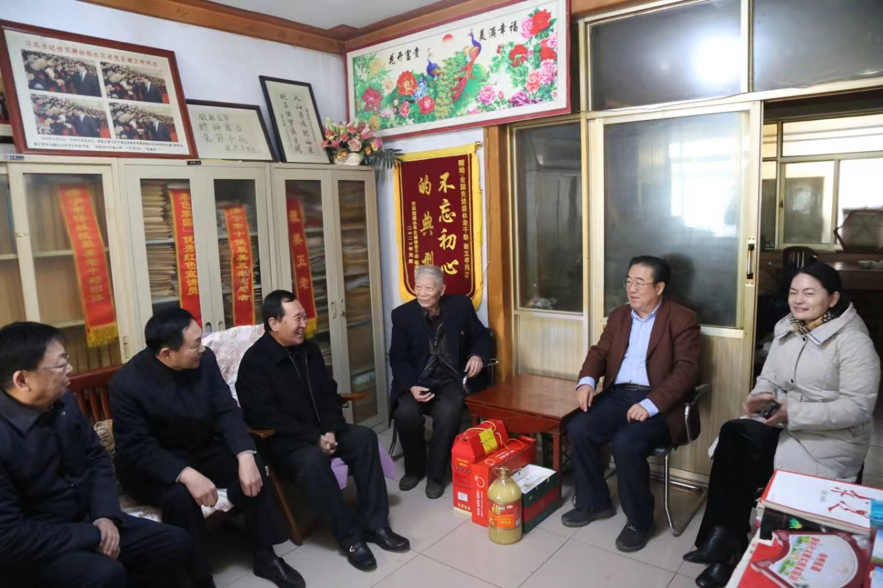 山东省济宁市关工委领导来任城区走访慰问 “五老”