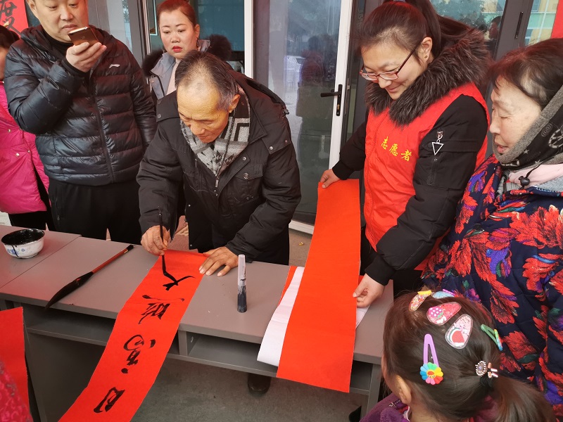 徐州经开区徐庄镇龙田村关工委：福赠春联祈平安，奋笔挥毫迎新春