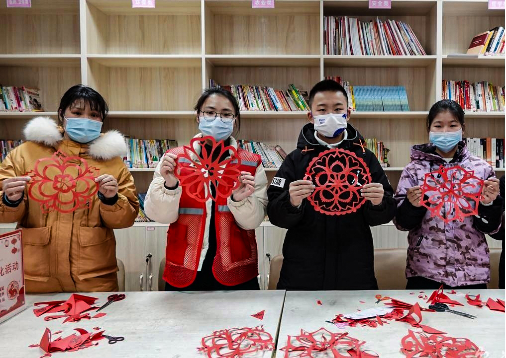 安徽省巢湖市夏阁镇夏阁社区托管班：巧手剪窗花 欢乐迎新年