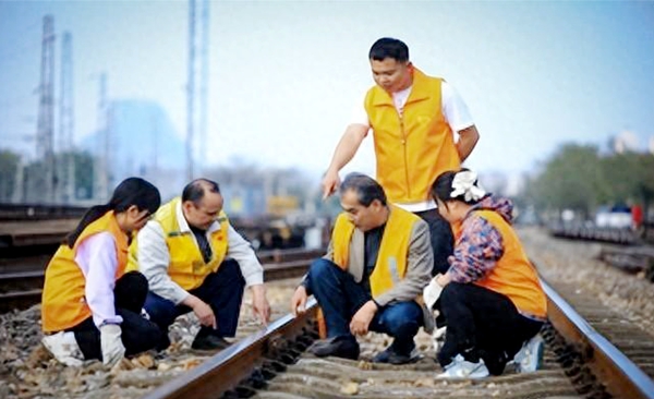 中国铁路南宁局集团公司柳工务段关工委组织“五老”传技助力青工战春运保安全