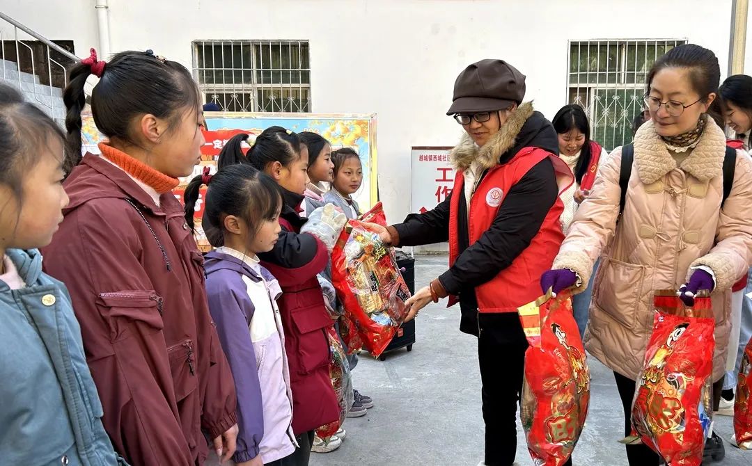四川省越西县多部门联合开展职工（农民工）子女关爱活动