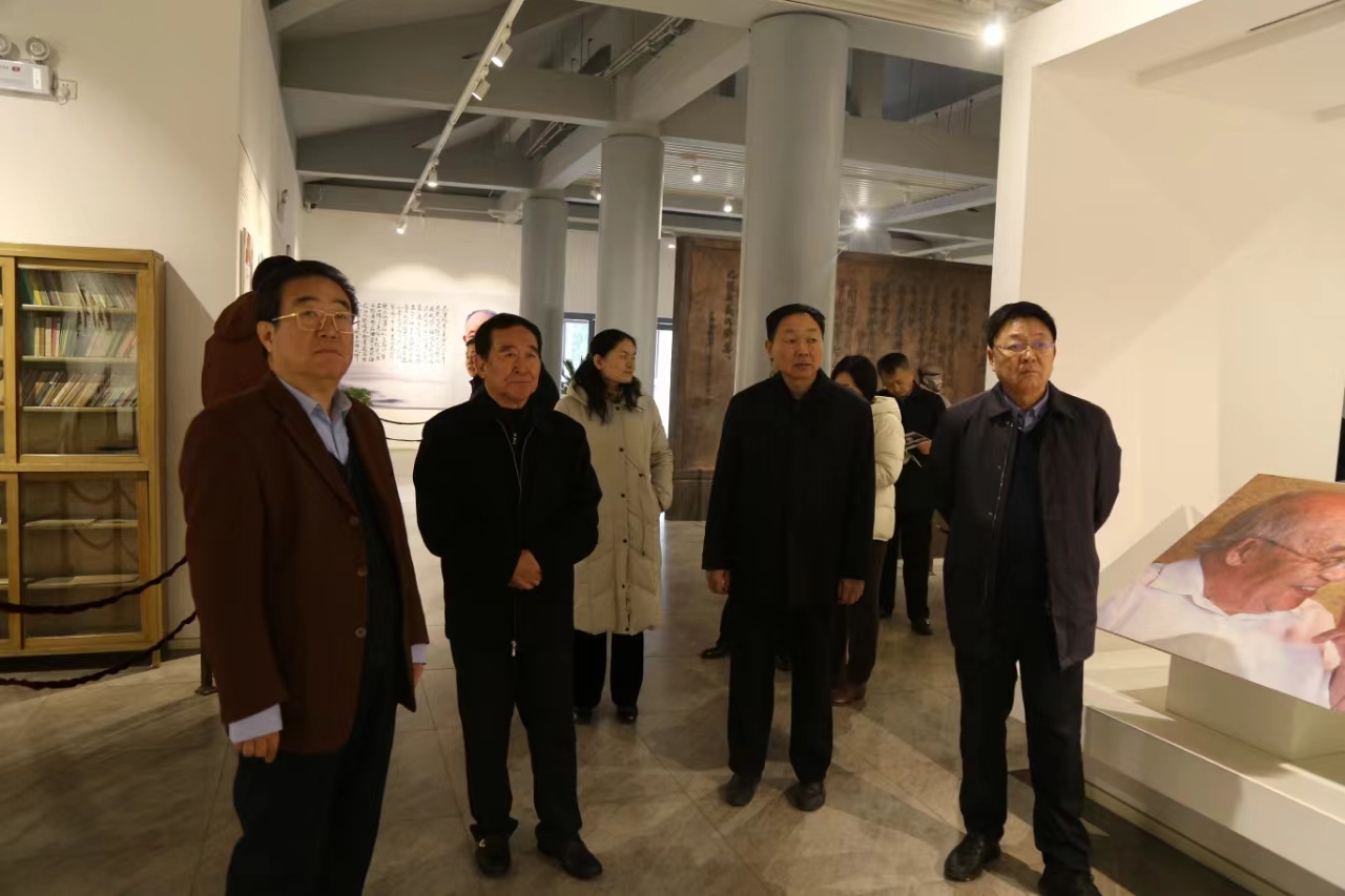 山东省济宁市关工委领导调研乔羽艺术馆