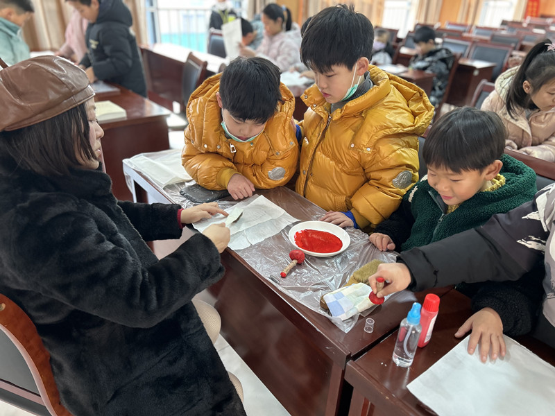 江苏省南通市开发区中兴街道永兴社区：福气满满，龙年拓印