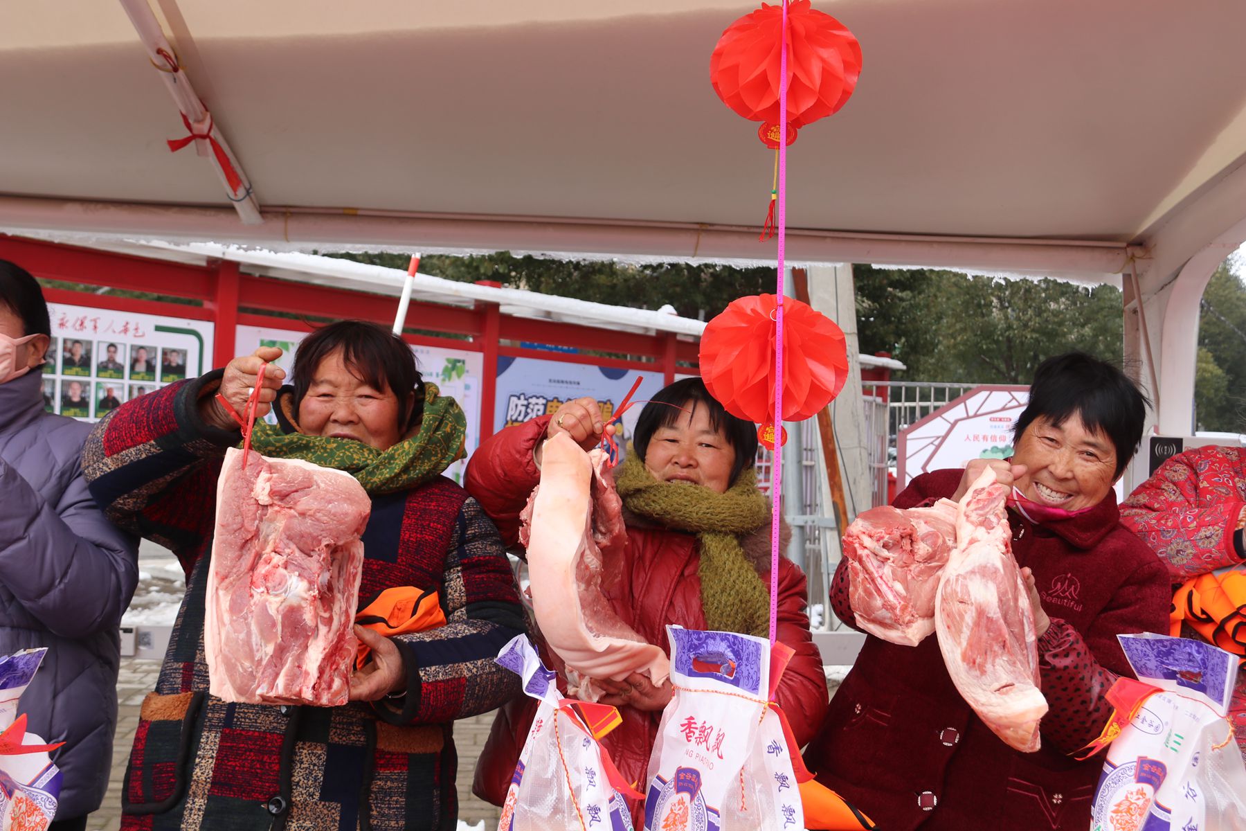 安徽省阜阳市阜南县鹿城镇双碑社区向辖区七旬以上老人发猪肉