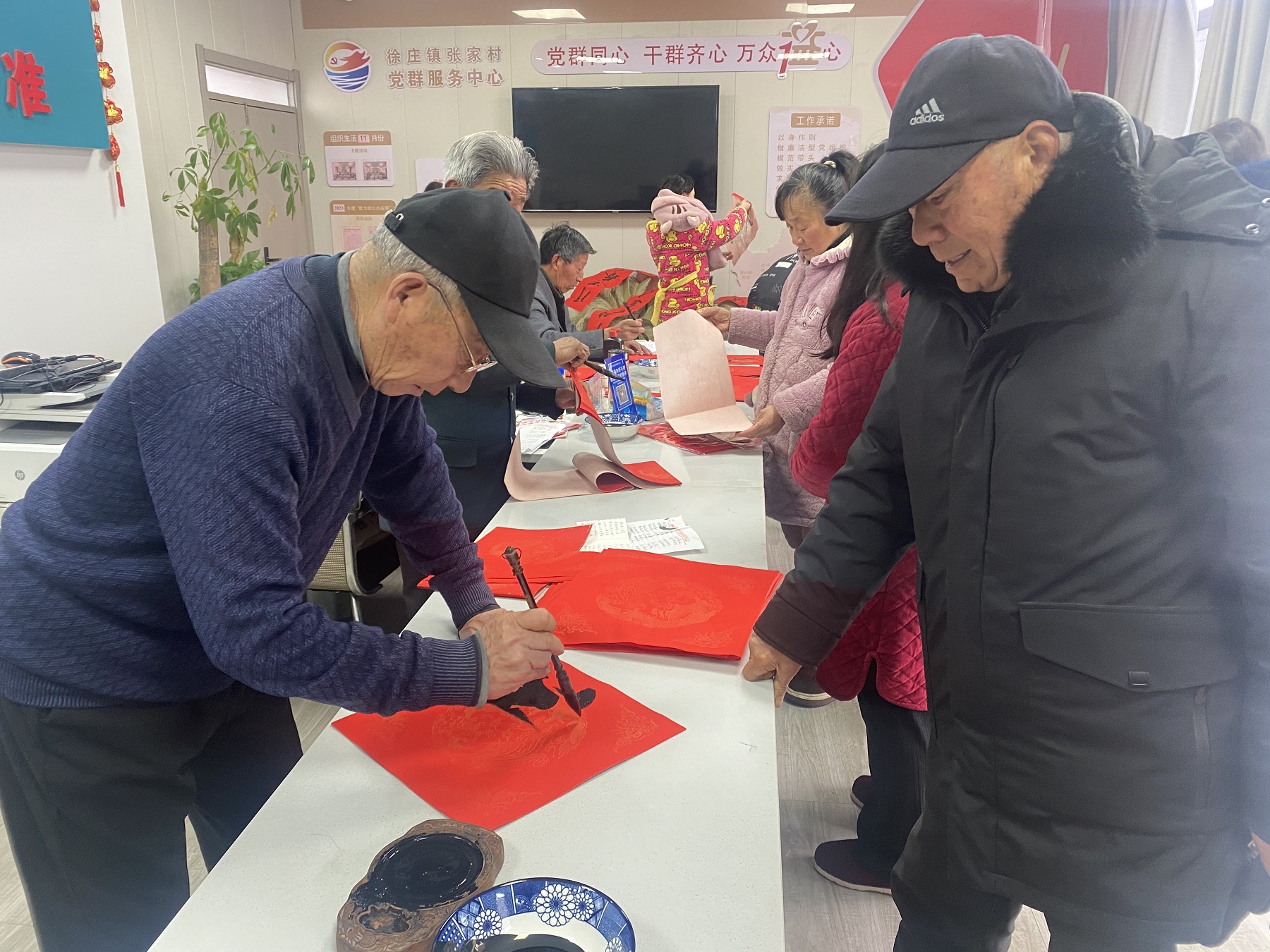 徐州经开区徐庄镇张家村关工委：春联送祝福 翰墨暖人心“迎新春 送春联”活动