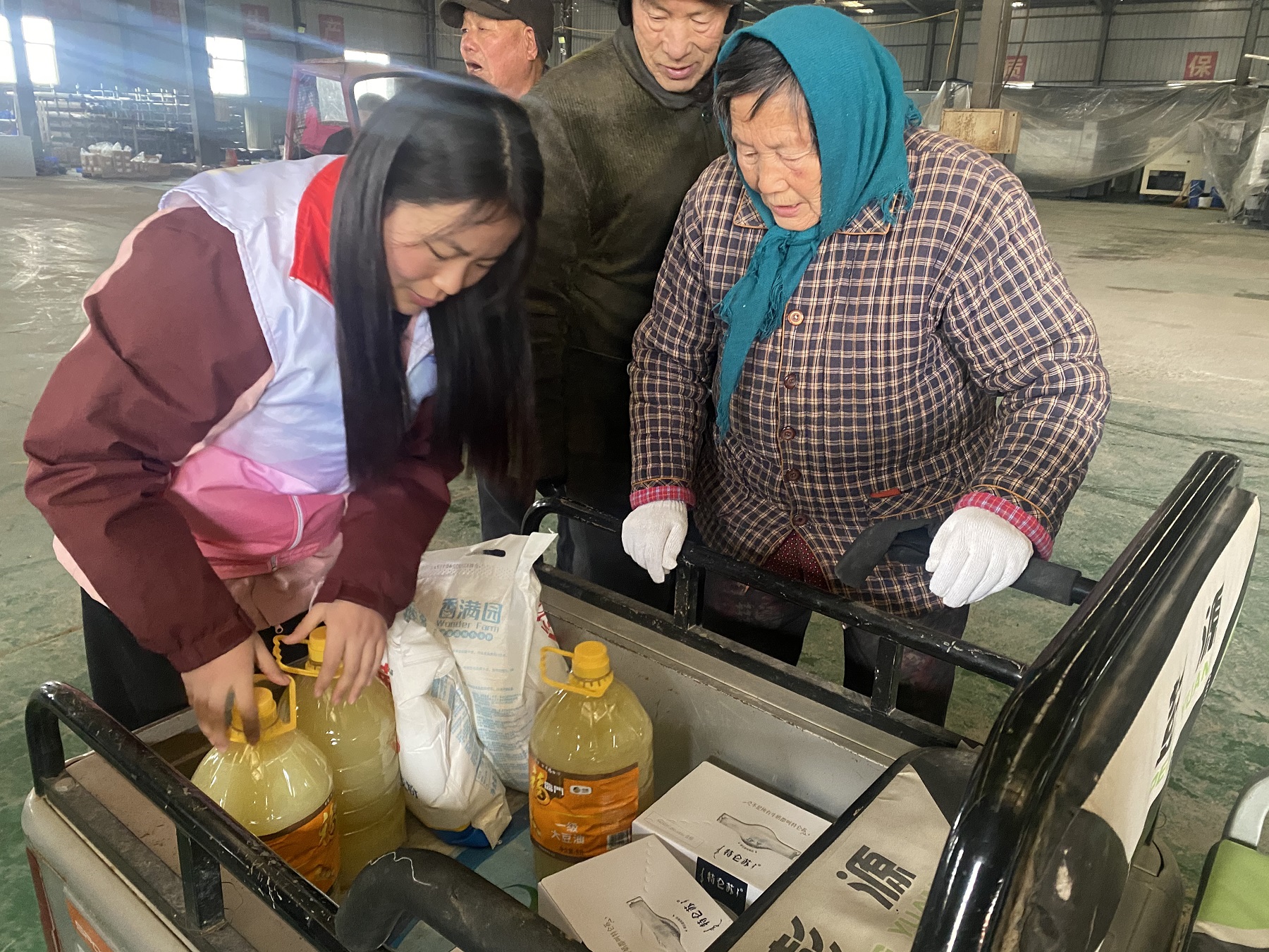 徐州经开区徐庄镇张家村关工委：寒冬送温暖 情暖老人心