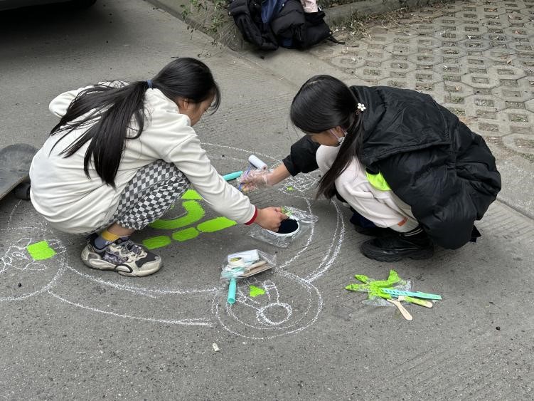 成都市金牛区汇泽社区关工委开展“梦幻涂鸦·童绘汇泽”活动