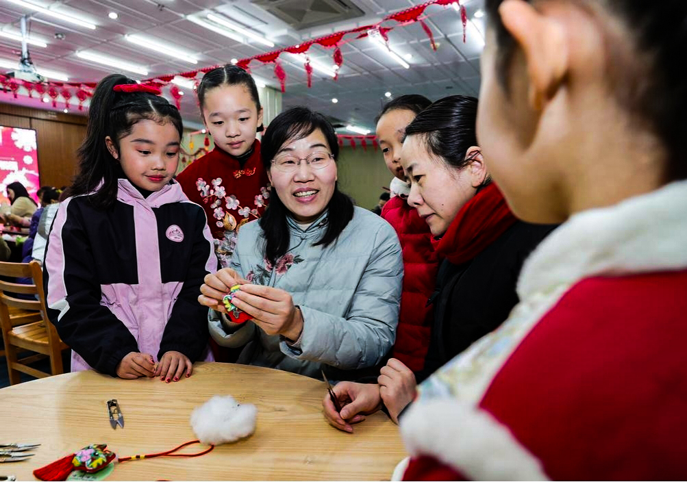 安徽省巢湖市夏阁镇关工委五星社区：学非遗 制作龙年香包贺新春