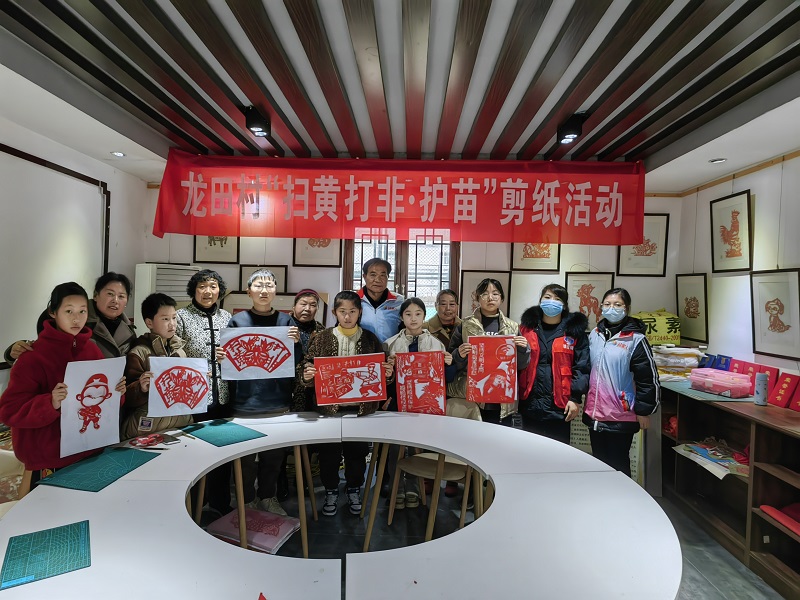 徐州经开区徐庄镇龙田村关工委：趣味剪纸进村居，扫黄打非护春苗