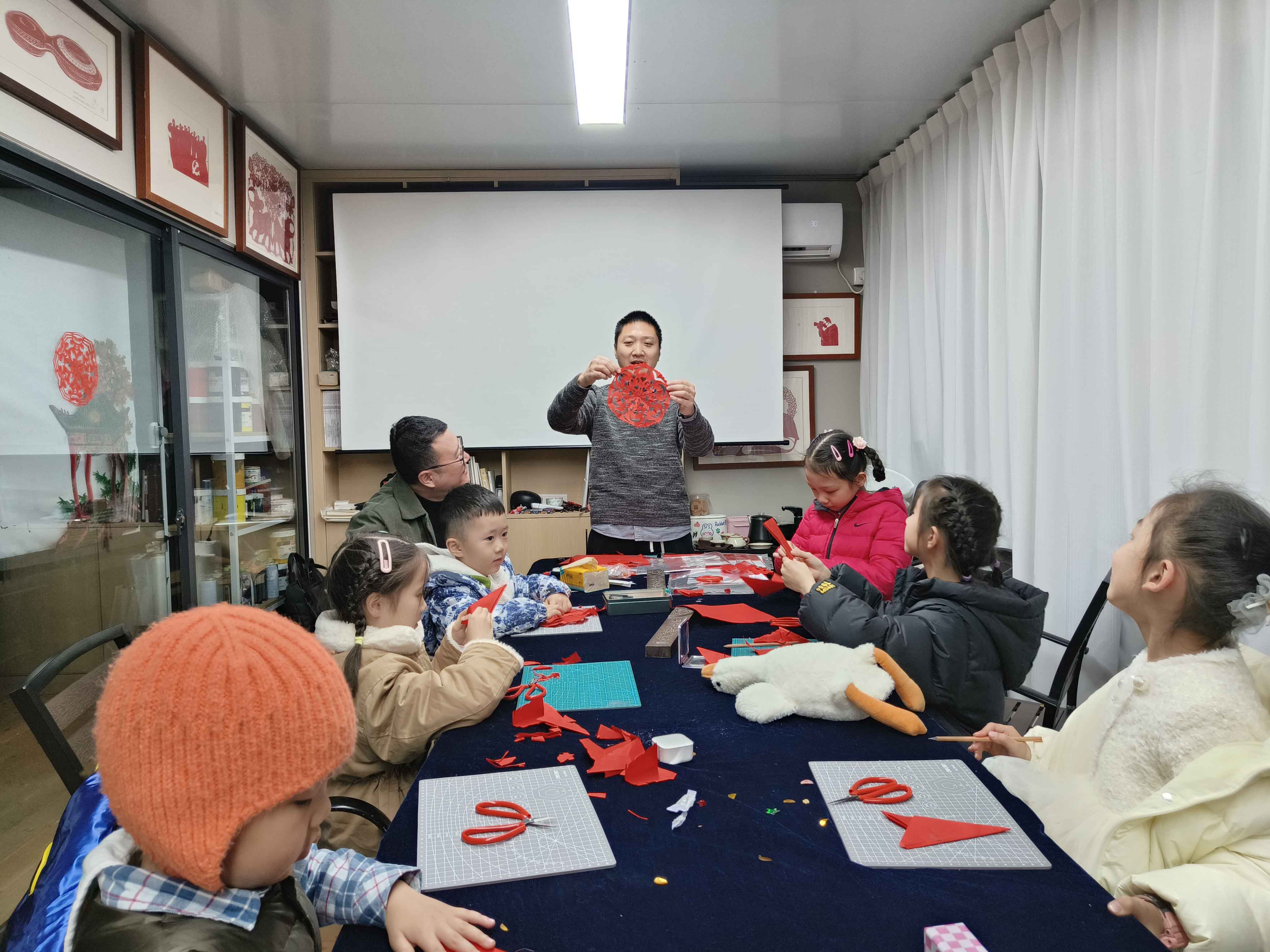 成都市金牛区抚琴金沙路社区关工委开展皮影文化实践活动