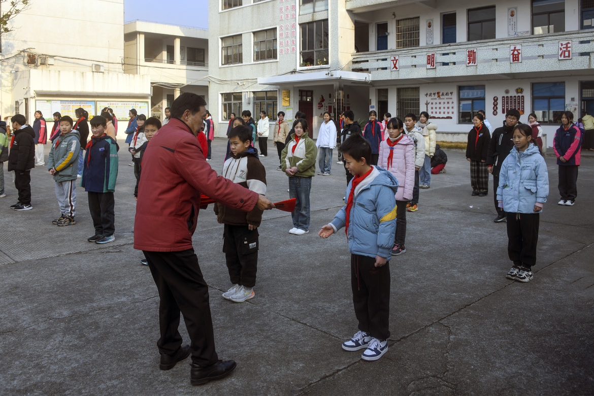 浙江省宁波市奉化区关工委“五老”开展“送春联进校园”活动