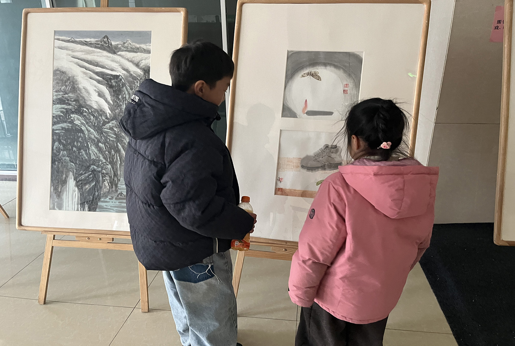 江苏省徐州经开区徐庄镇岳庄村关工委开展“邂逅艺术 美润童心”参观书画展活动