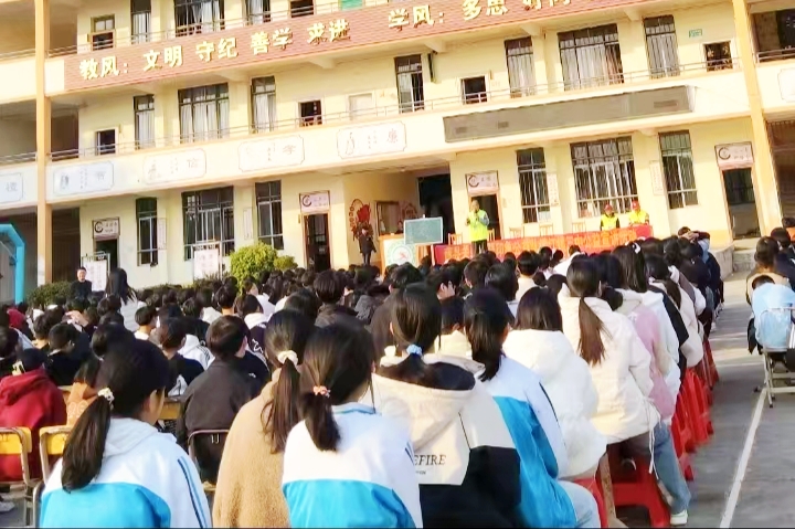 广西梧州市藤县关工委到濛江镇三中开展感恩教育活动