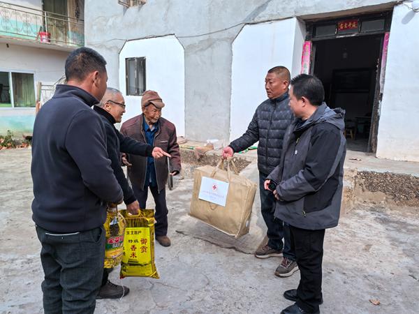 四川省凉山州宁南县红十字会关工委赴华弹镇开展“博爱送万家”活动助力困难青少年暖心过新年