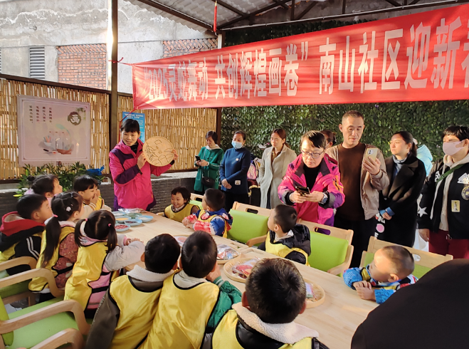 灵蛇舞动 共创辉煌画卷——四川省攀枝花市东区大渡口街道南山社区关工委开展迎新春腊八节活动