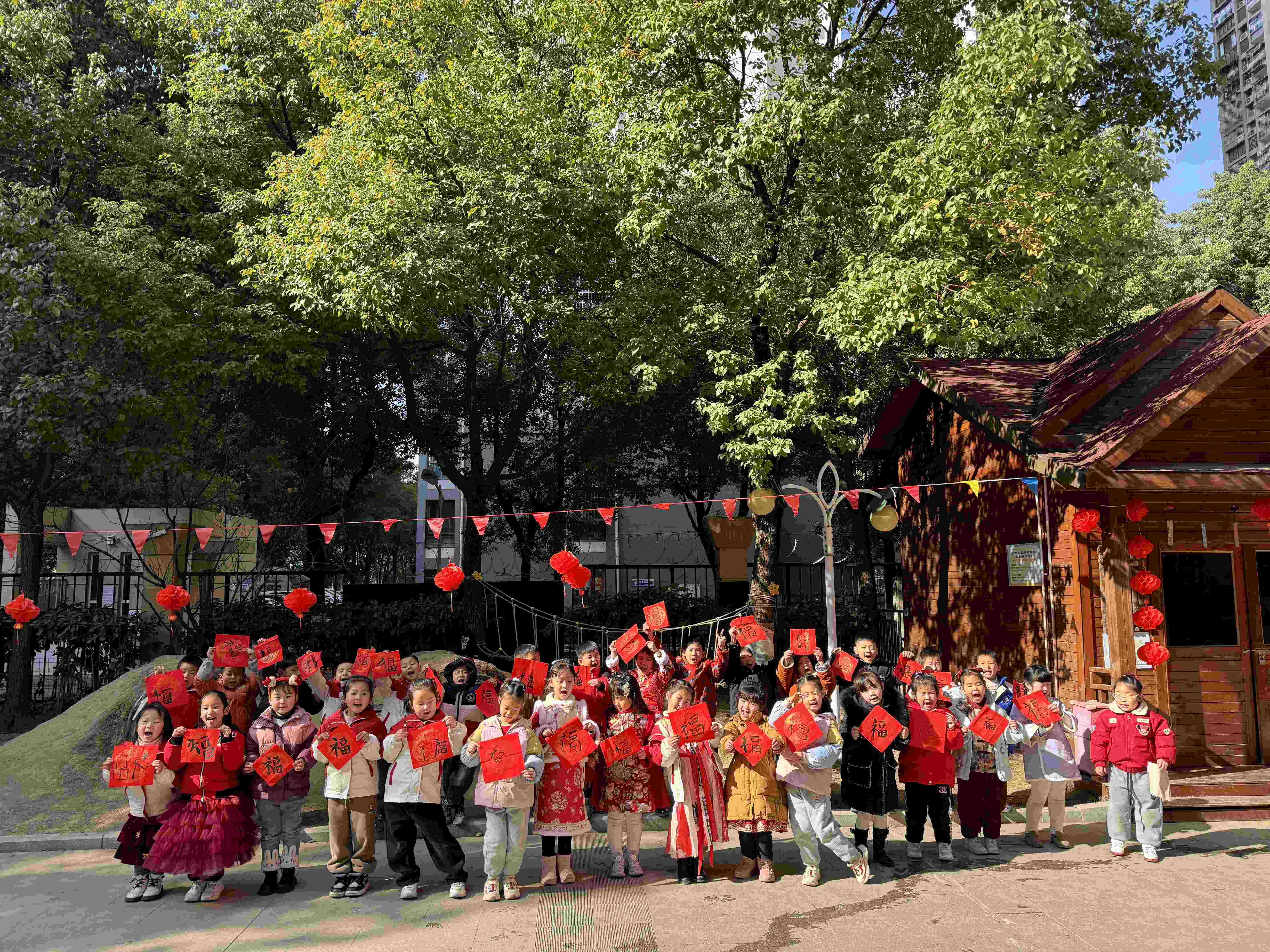 合肥市烟墩街道欣园社区关工委开展“书写春联送祝福，传统文化润童心”写春联活动