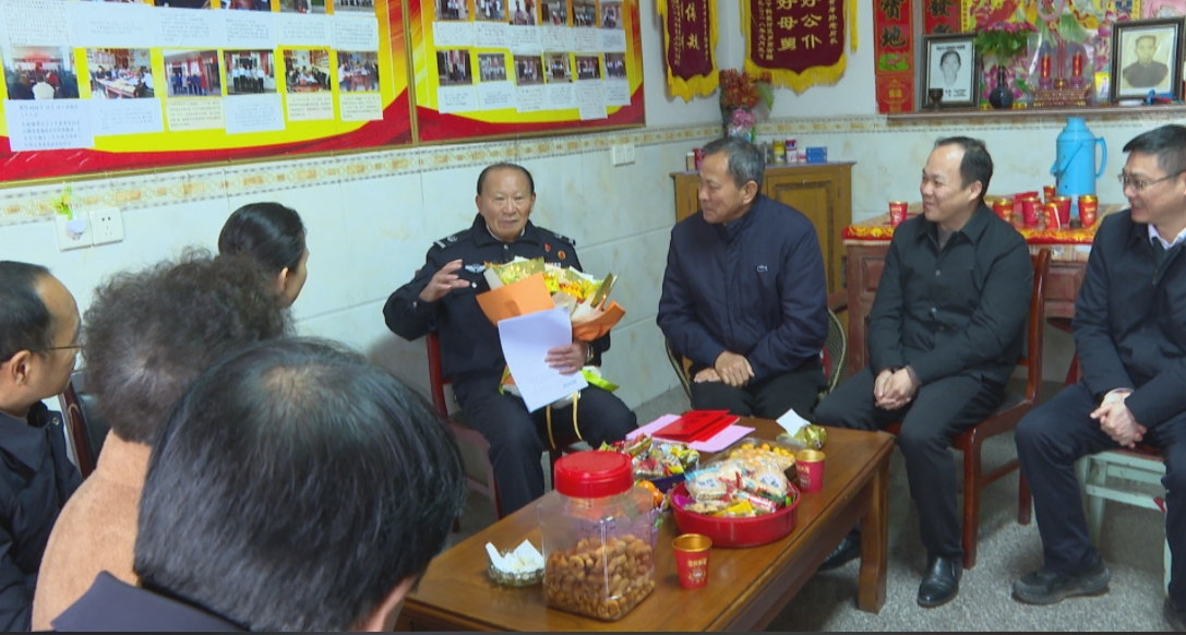 江西抚州崇仁： 抚州市关工委主任谢发明一行深入崇仁调研基层组织规范化建设走访慰问五老和困难学生