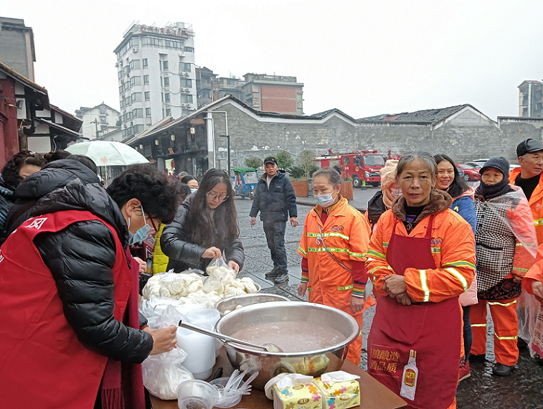 自贡市富顺县富世街道文庙社区关工委开展“腊八送暖粥，社区递温情”活动