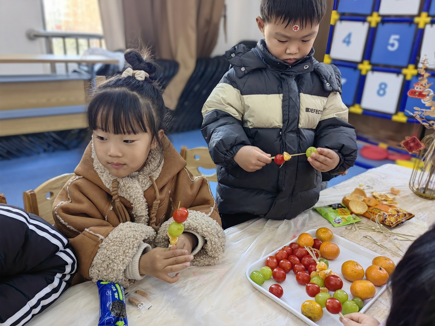 江苏省徐州经开区徐庄镇龙田村关工委开展“童心童趣 串‘享’新年”糖葫芦手工制作活动