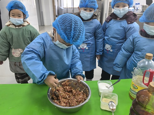 江苏省徐州经济技术开发区徐庄镇山黄村关工委开展“庆元旦·包饺子”主题活动