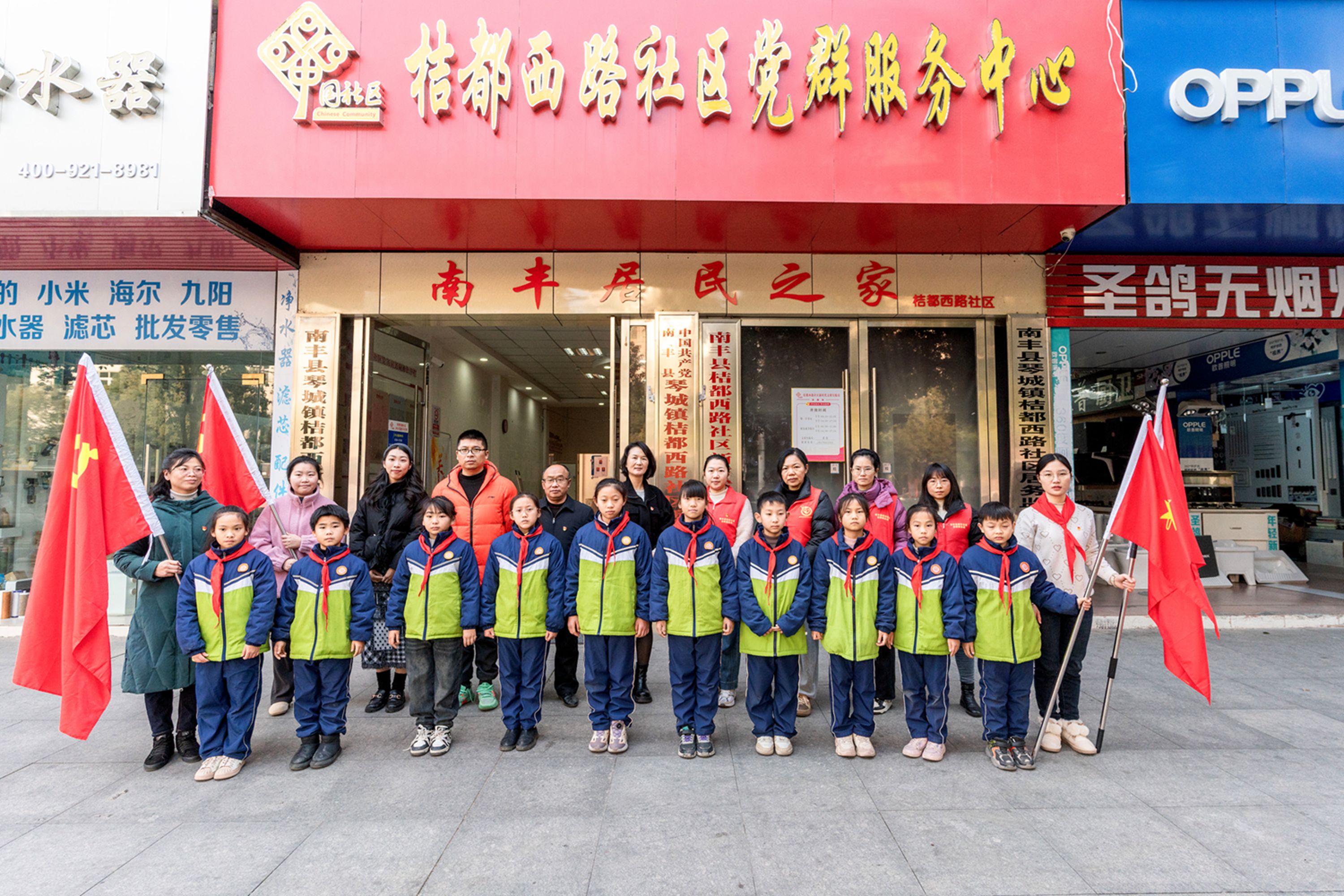 江西省抚州市南丰县登高小学关工委 开展“情暖腊八润童心”活动