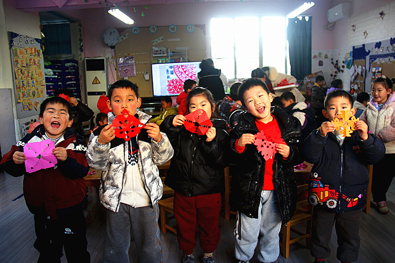 江苏省南京市玄武区玄武湖街道关工委联合开展青少年手工剪纸活动