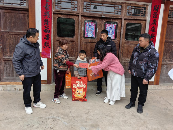 贵州省贵阳市乌当区偏坡布依族乡关工委走访慰问留守儿童困境青少年