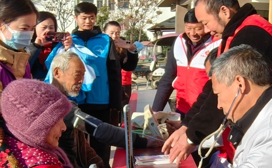 安徽省阜阳市阜南县集乡关工委携手于集医院关工委开展“免费体检〞进乡村活动