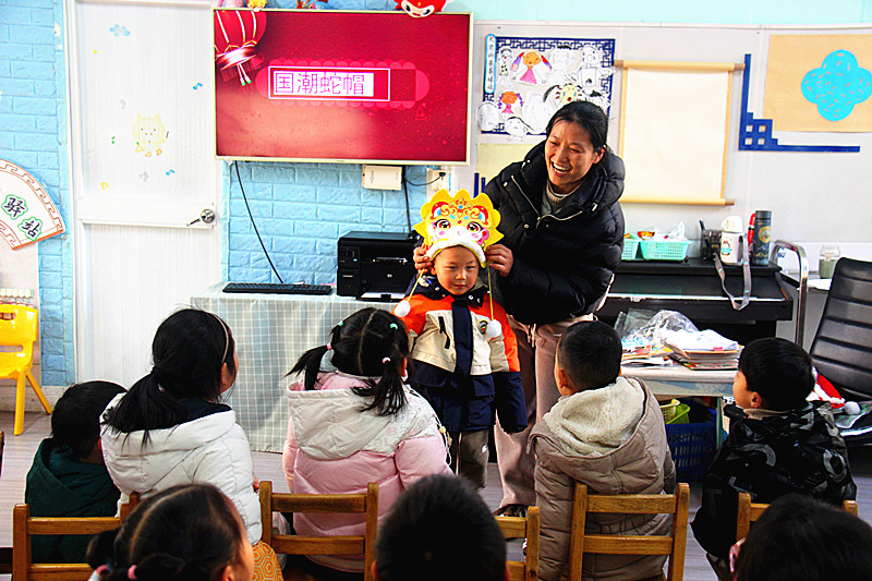 江苏省南京市玄武区玄武湖街道关工委联合开展“鸿运当头，喜迎蛇年”国潮蛇帽手工制作活动