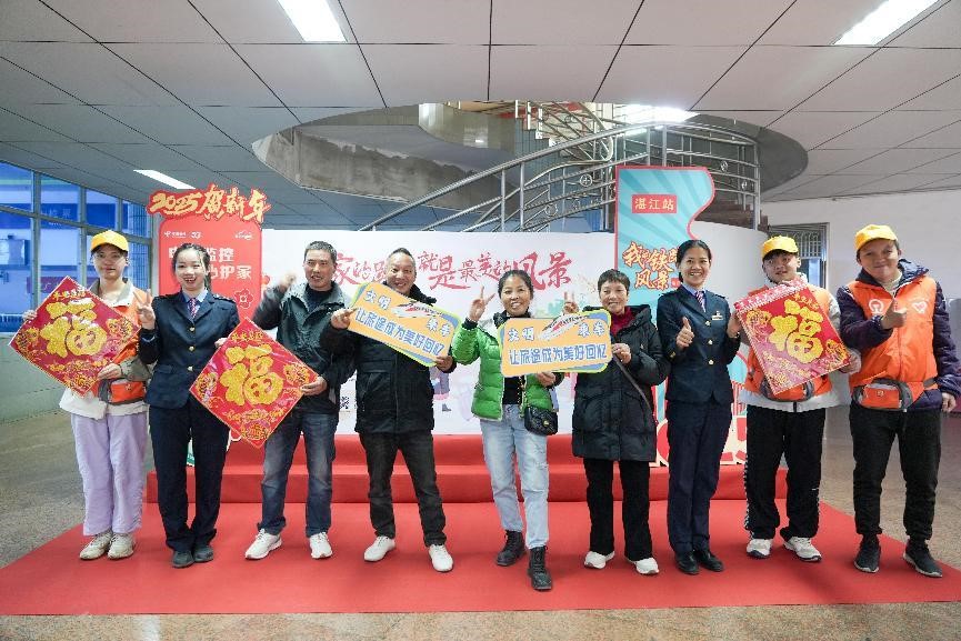 中国铁路南宁局集团公司湛江车站关工委联合工会、团委 开展春运首日系列活动