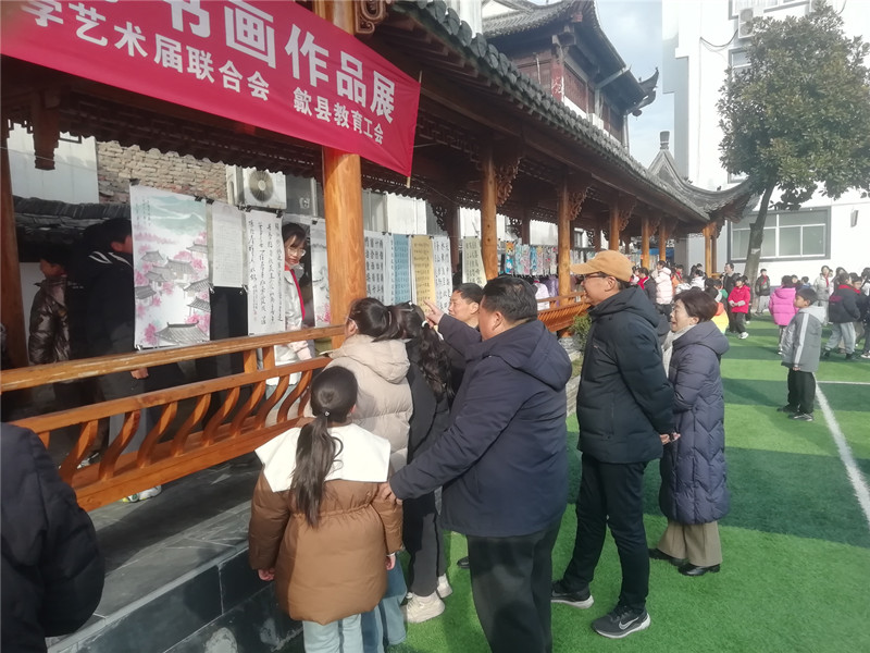 安徽歙县：第十届“党是阳光我是苗”少幼儿书画展举行