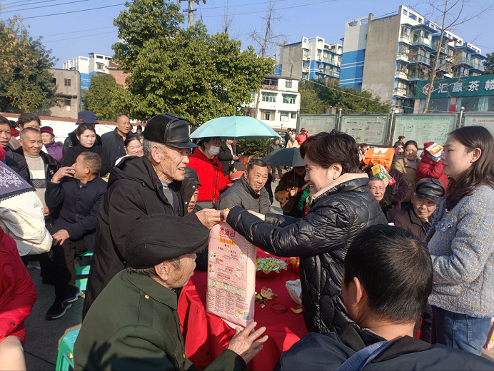 自贡市富顺县东湖街道关工委开展“暖冬行动”慰问“五老”活动