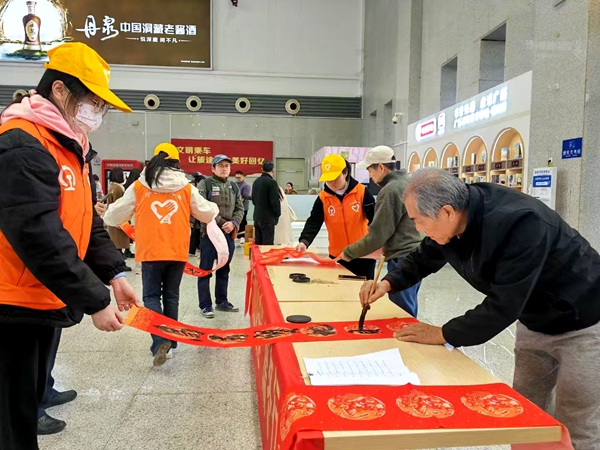 梧州南站举办2025年“非遗迎春 书香同行”文化体验活动