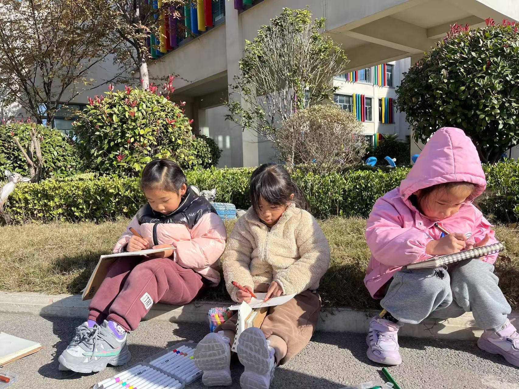 江苏省徐州经开区徐庄镇吴集村关工委联合幼儿园开展主题为“绘梦自然，童彩飞扬” 的户外写生活动