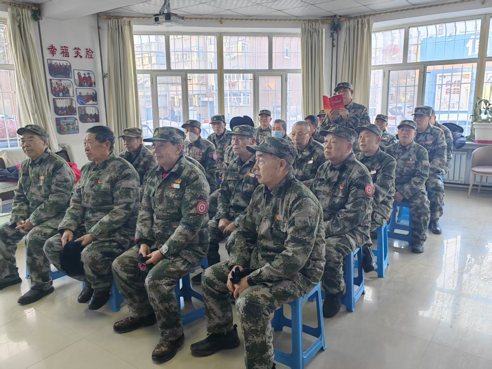 大庆市让胡路区乘风街道乘新一社区关工小组组织退伍老兵方队“五老”学习党的二十届三中全会精神