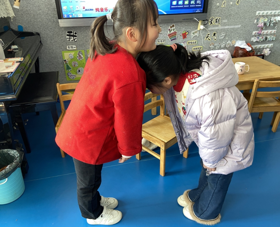 江西抚州崇仁：教孩子用身体来组合行走的汉字