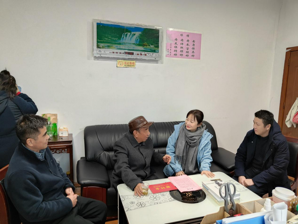 贵州省贵阳市乌当区委宣传部领导走访看望区关工委主任欧阳俊