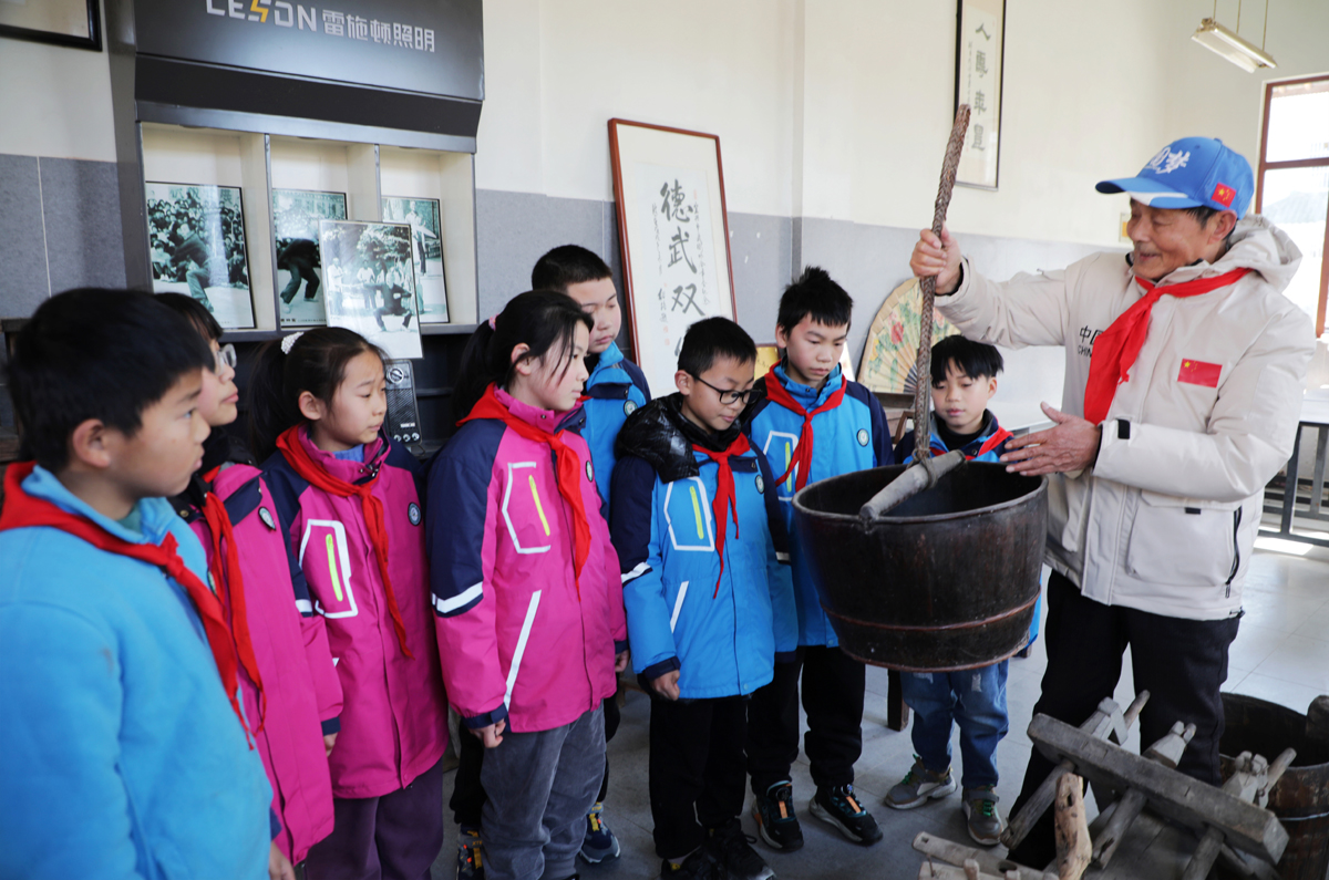 参观旧时农家具  传承文化启新苗