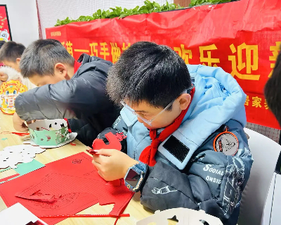 安徽省合肥市包河区义城街道迎淮社区关工委开展“巧手做挂饰，欢乐迎新年”主题活动