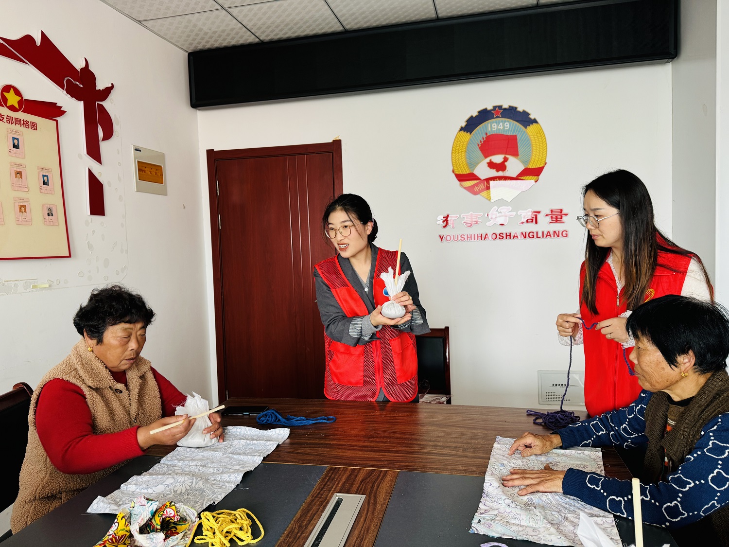 江苏省徐州经开区徐庄镇毛庄村关工委开展“巧手慧心 艾在冬季”艾草锤手工制作活动