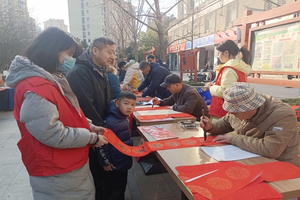 安徽省合肥市包河区望湖街道望湖社区关工委开展“写春联送‘福’字”活动