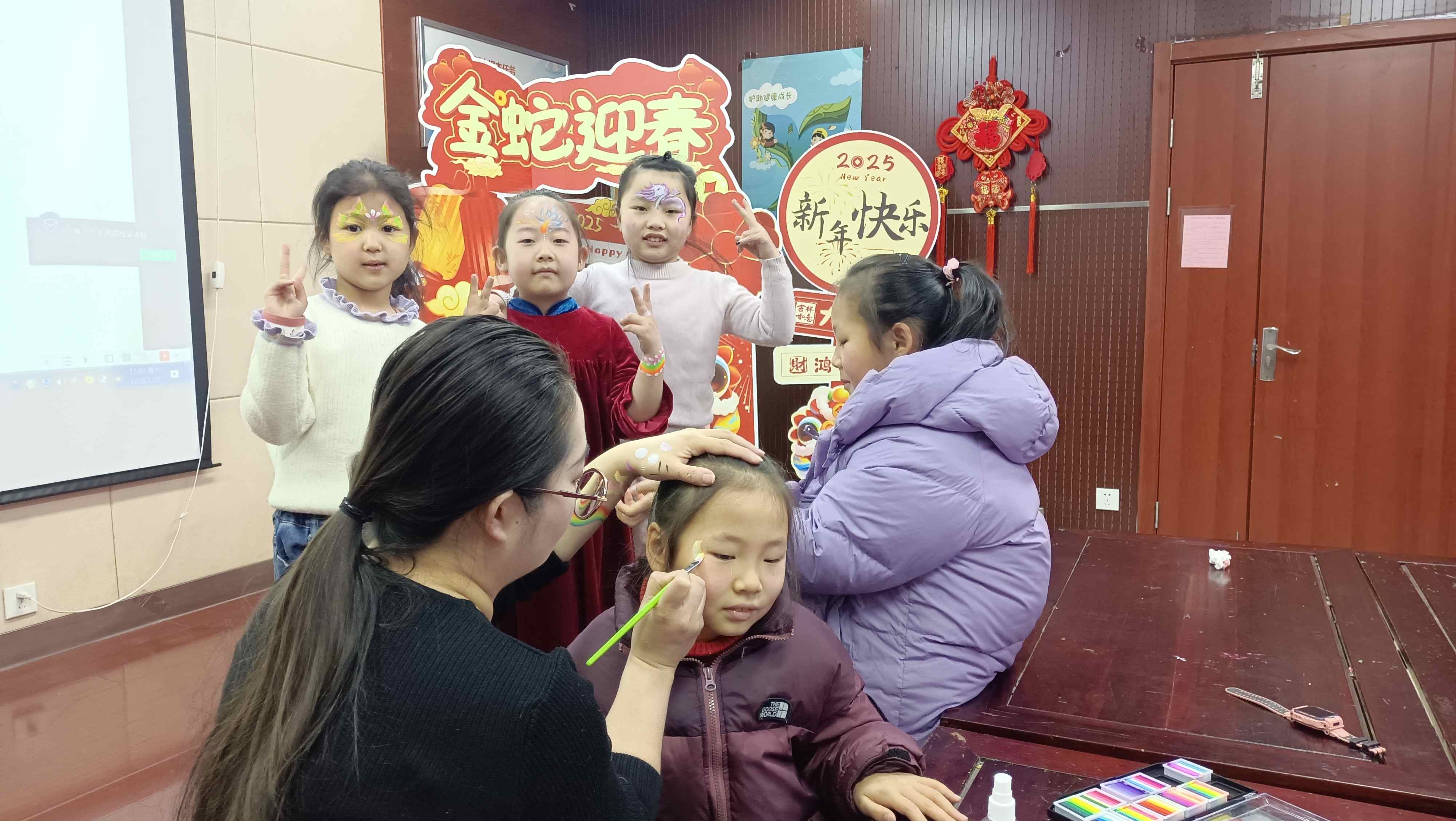 安徽省合肥市烟墩街道欣园社区关工委开展“面部彩绘 迎春纳福”脸绘活动