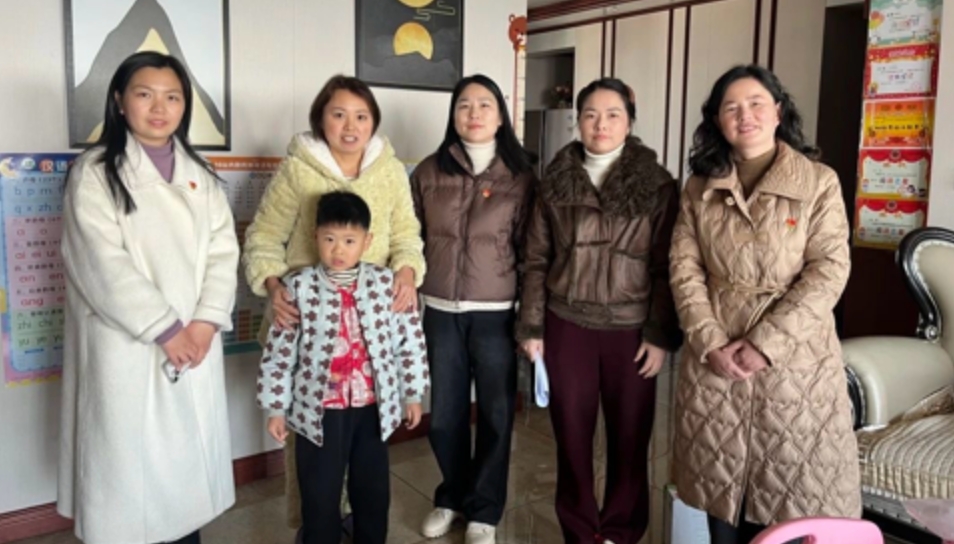 江西抚州崇仁县第二幼儿园党支部及关工委温情走访，慰问社区困难家庭及困境幼儿家庭
