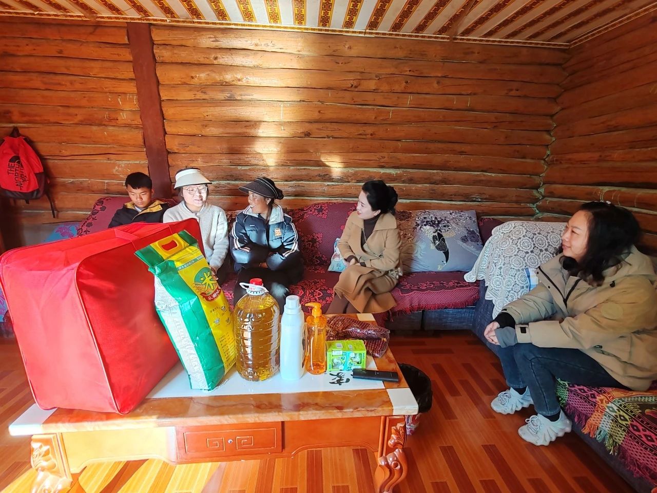 四川省凉山州盐源县妇联关工委开展暖冬慰问活动