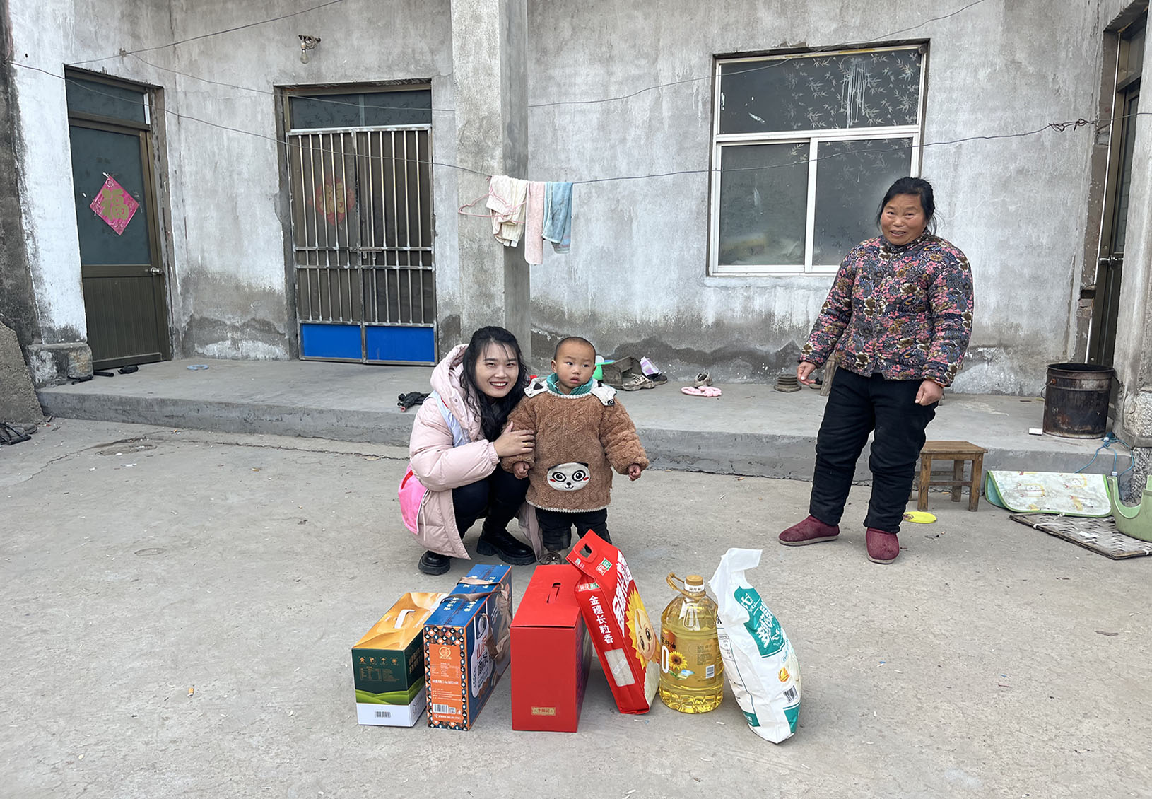 江苏省徐州经开区徐庄镇岳庄村关工委开展“寒冬送暖 与爱‘童’行”困境儿童 走访慰问活动