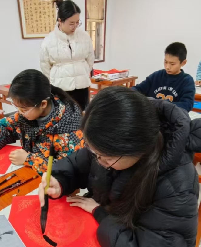 江苏省徐州市铜山区汉王镇关工委校外教育辅导站与爱尚书画班联合为社区居民书写春联