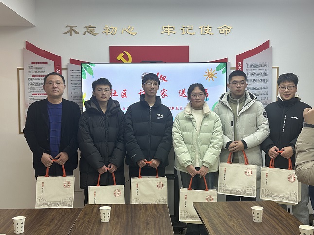 无锡市惠山区堰桥街道林陆巷社区关工委携手西漳中学开展“进社区 访万家 送祝福”的活动