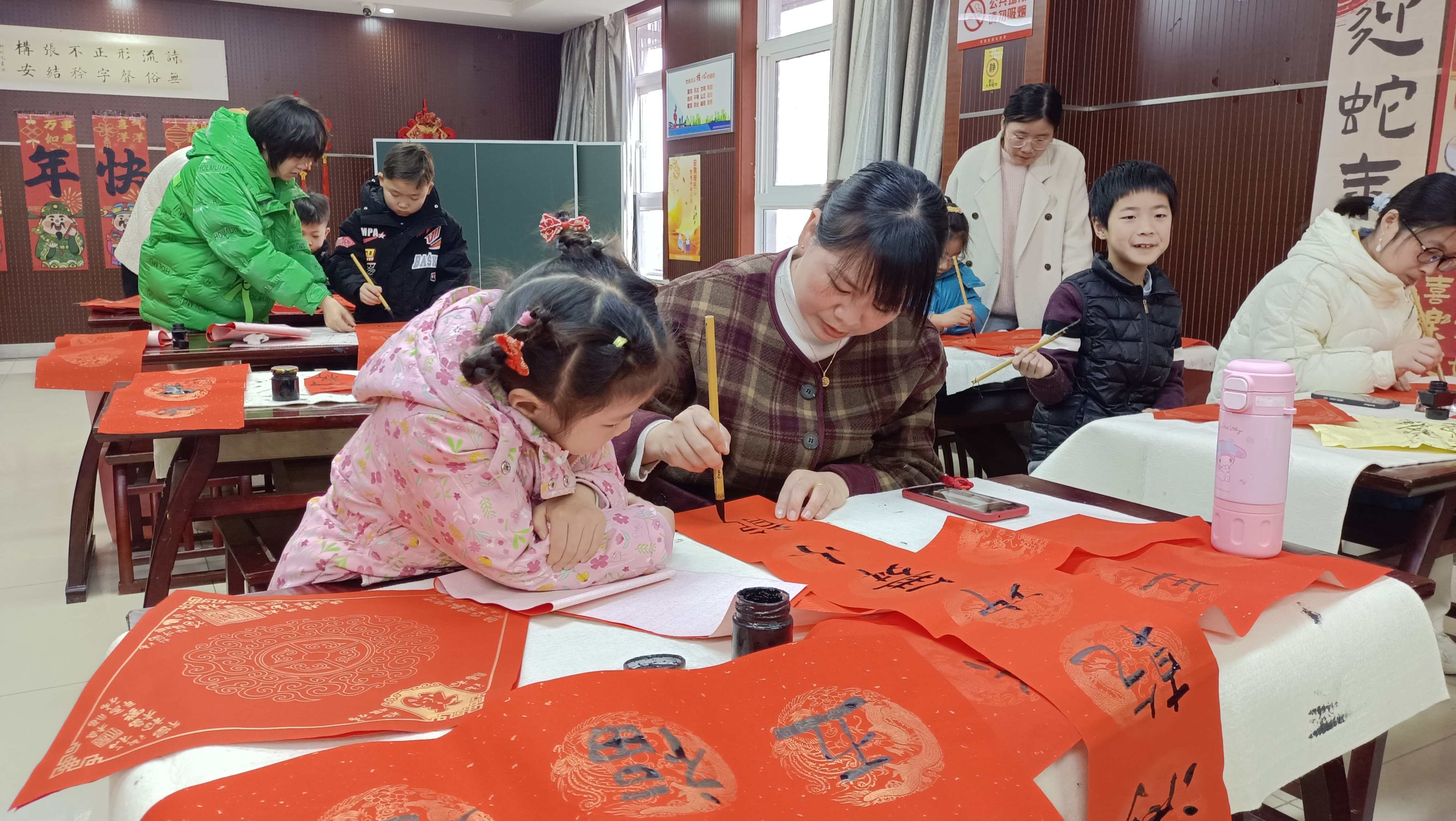 安徽省合肥市烟墩街道欣园社区关工委开展“喜气洋洋写春联 红红火火过小年”写春联主题活动