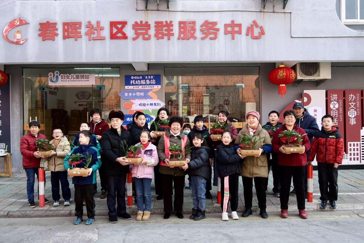 浙江省宁波市奉化区锦屏街道春晖社区关工委举办年宵花制作活动