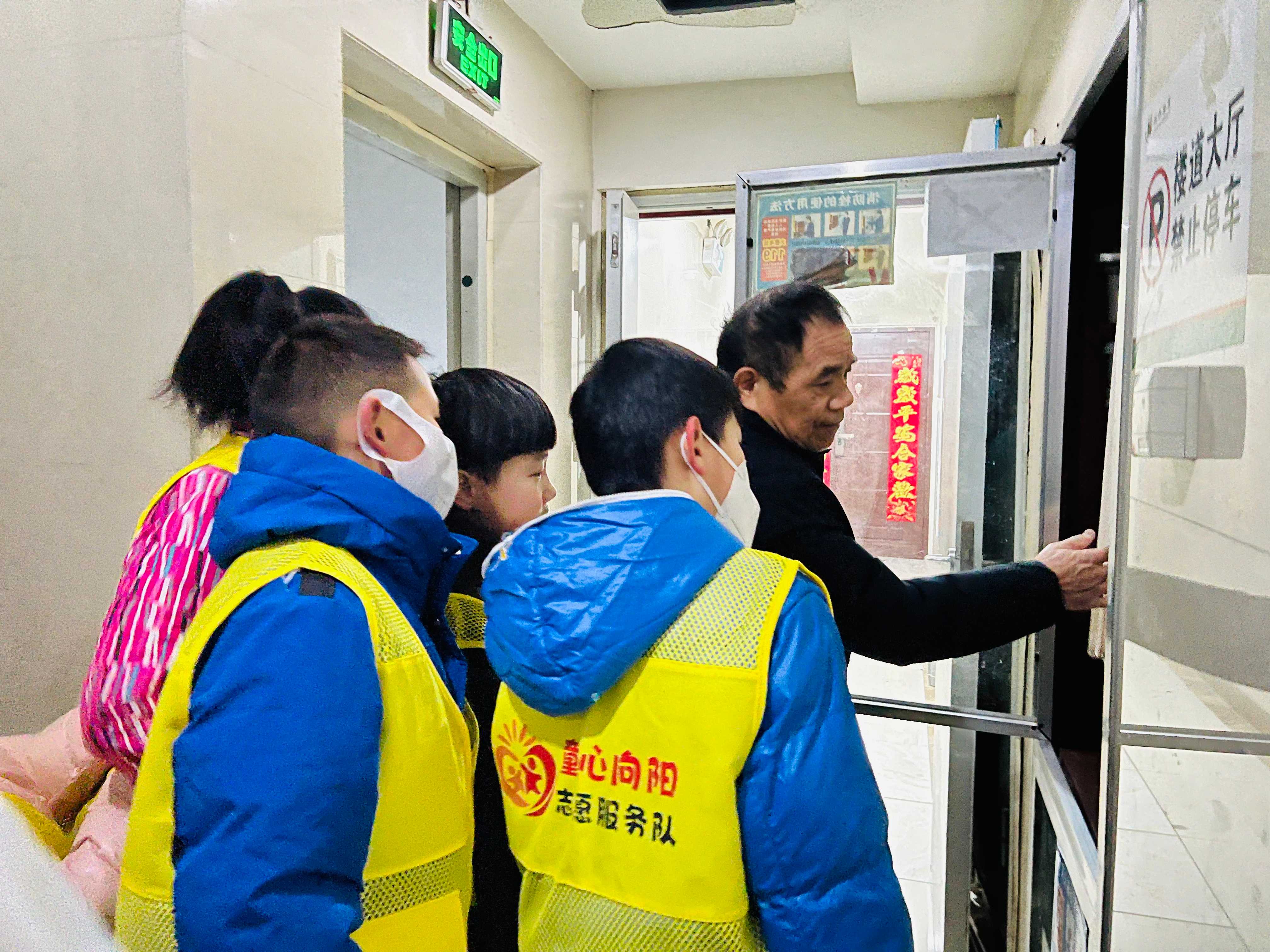 安徽省合肥市包河区清枫居委会关工委开展“老少共携手 平安社区行”活动